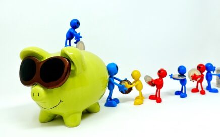 How to save money easily - piggy bank
