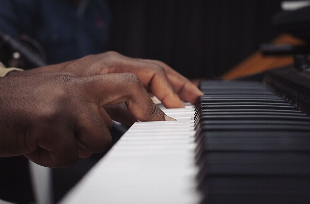 hands playing piano