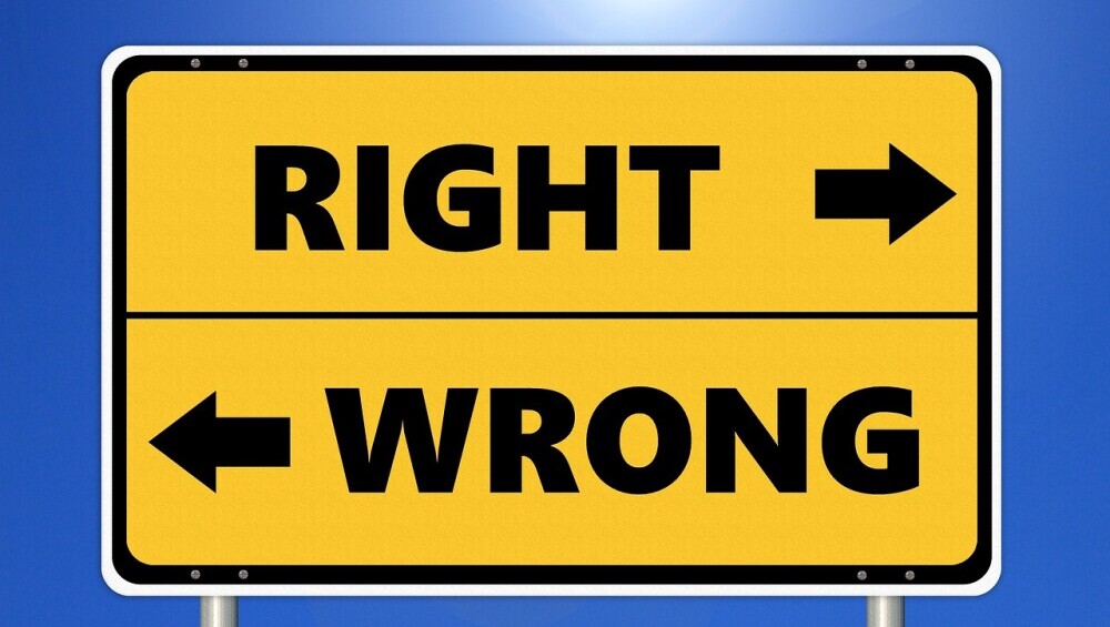 signpost saying 'right' and 'wrong' pointed in different directions
